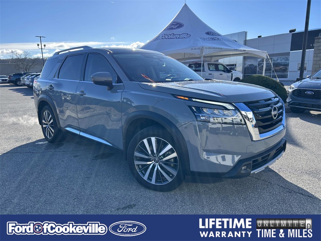 2022 Nissan Pathfinder Platinum's photo