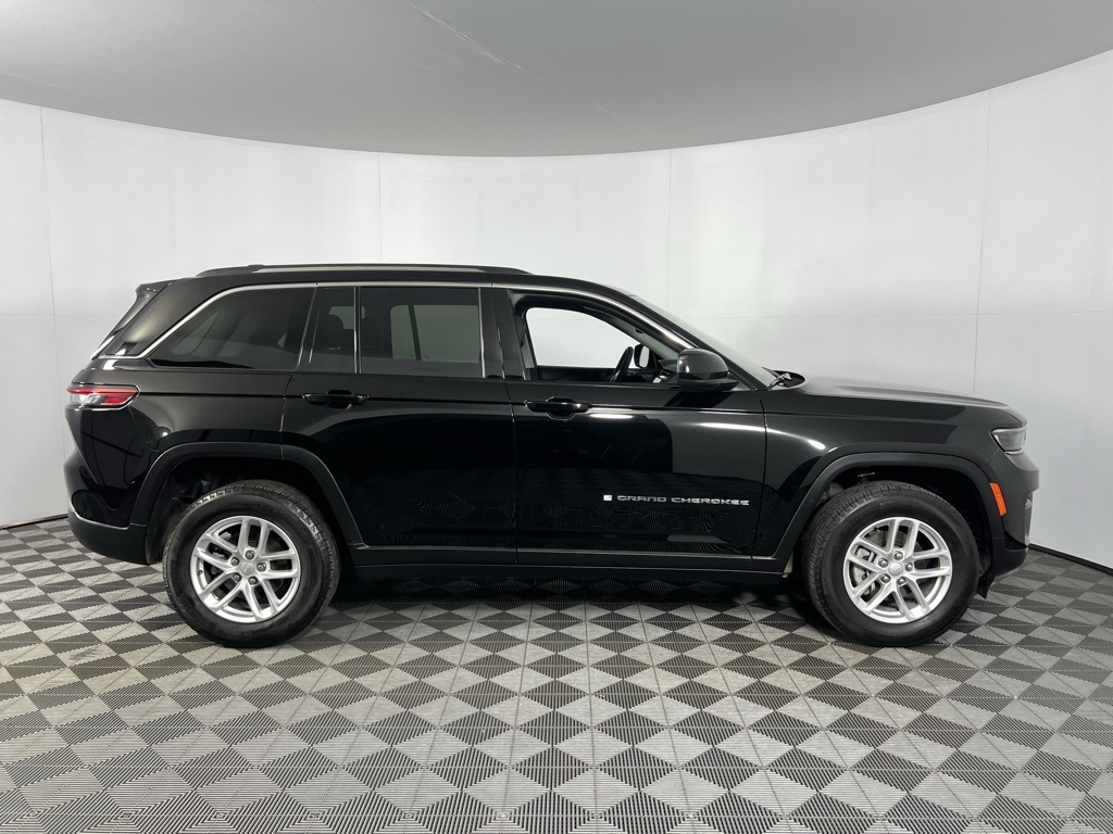 2023 Jeep Grand Cherokee Laredo Altitude photo 2