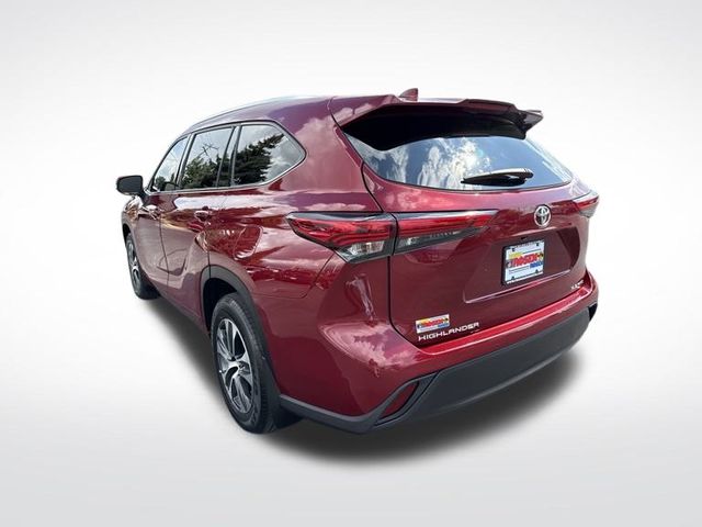 2021 Toyota Highlander XLE photo 3