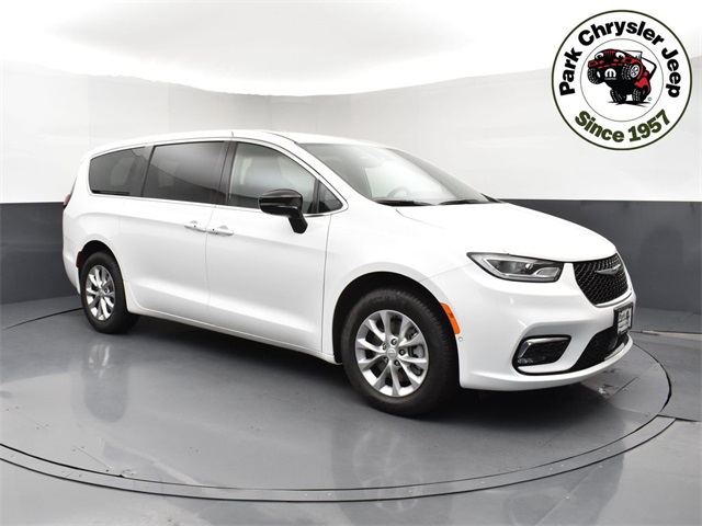 2025 Chrysler Pacifica Select's photo