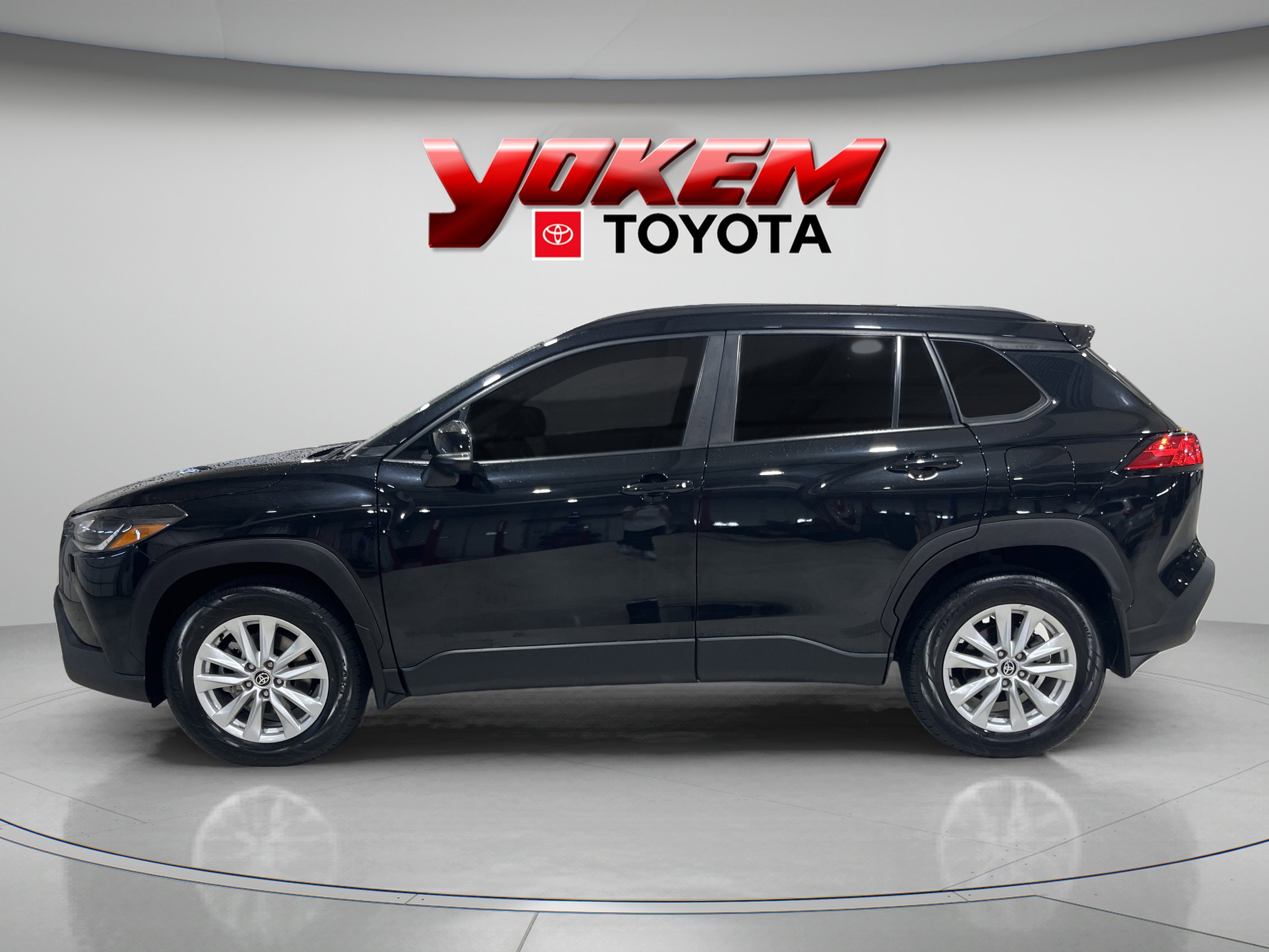 2022 Toyota Corolla Cross LE photo 2