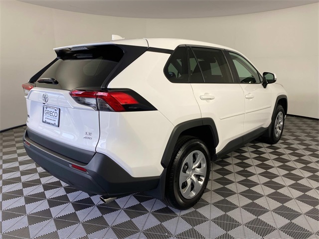 2022 Toyota RAV4 LE photo 5
