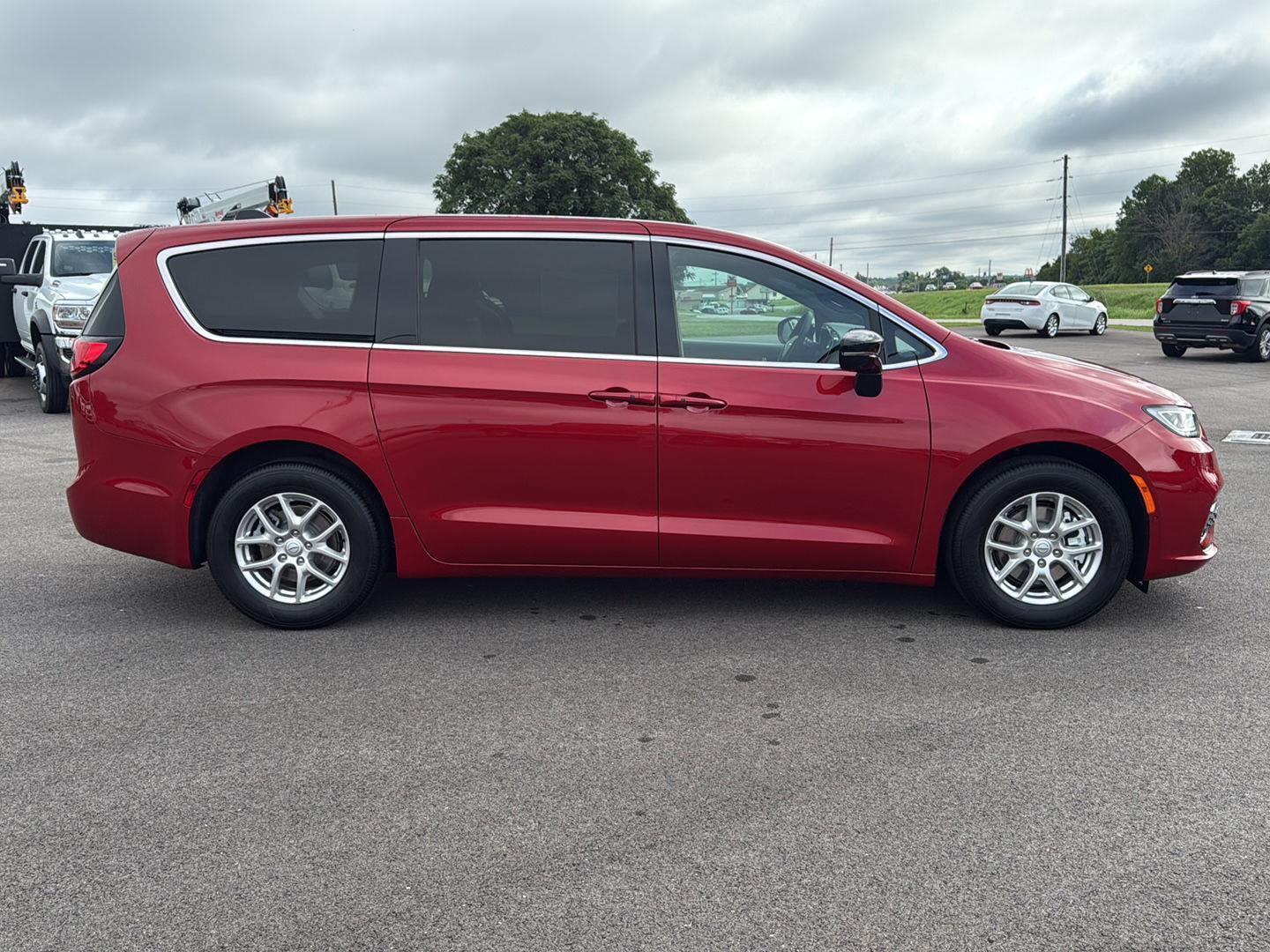 2026 Chrysler Pacifica photo 4