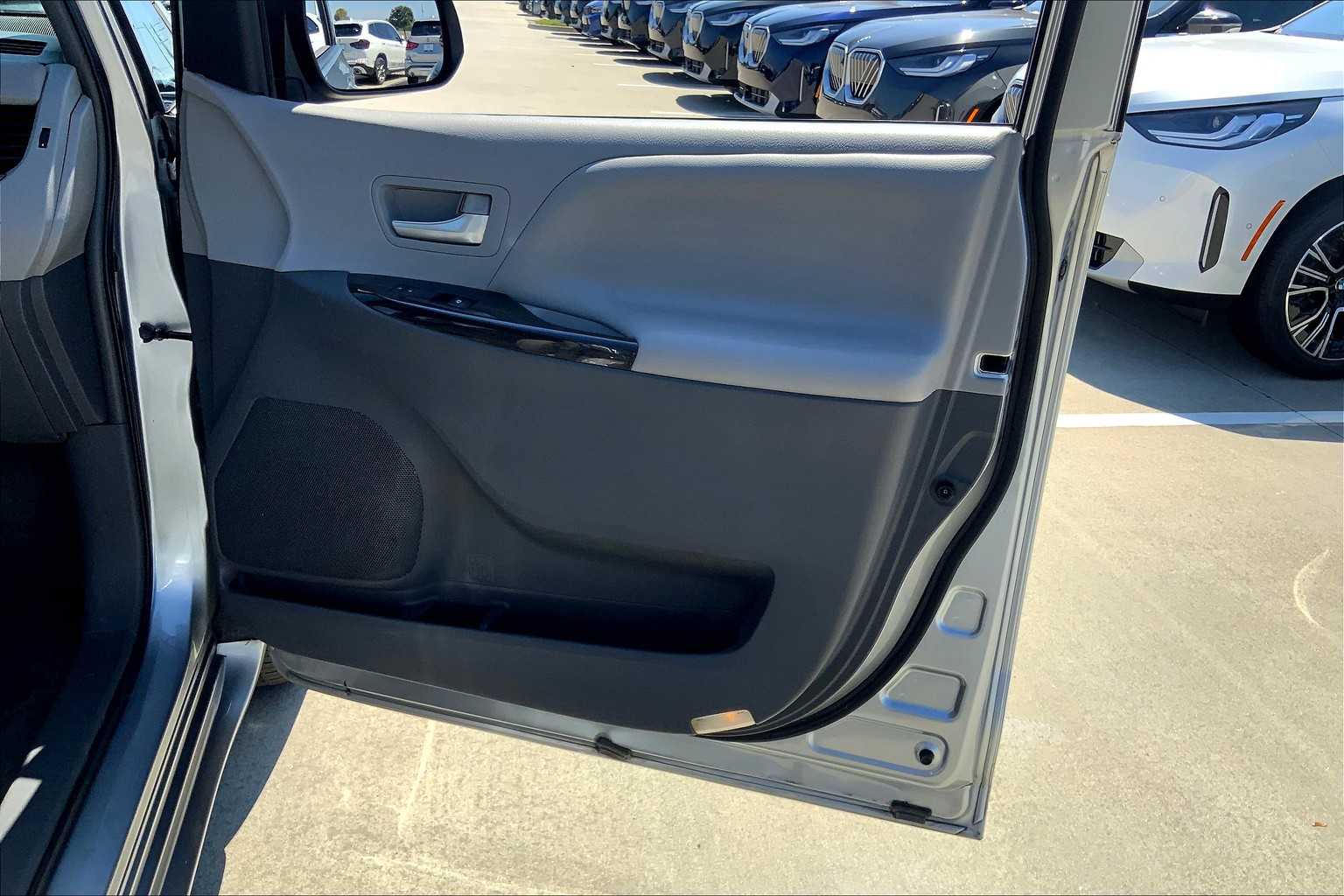 2017 Toyota Sienna XLE photo 25