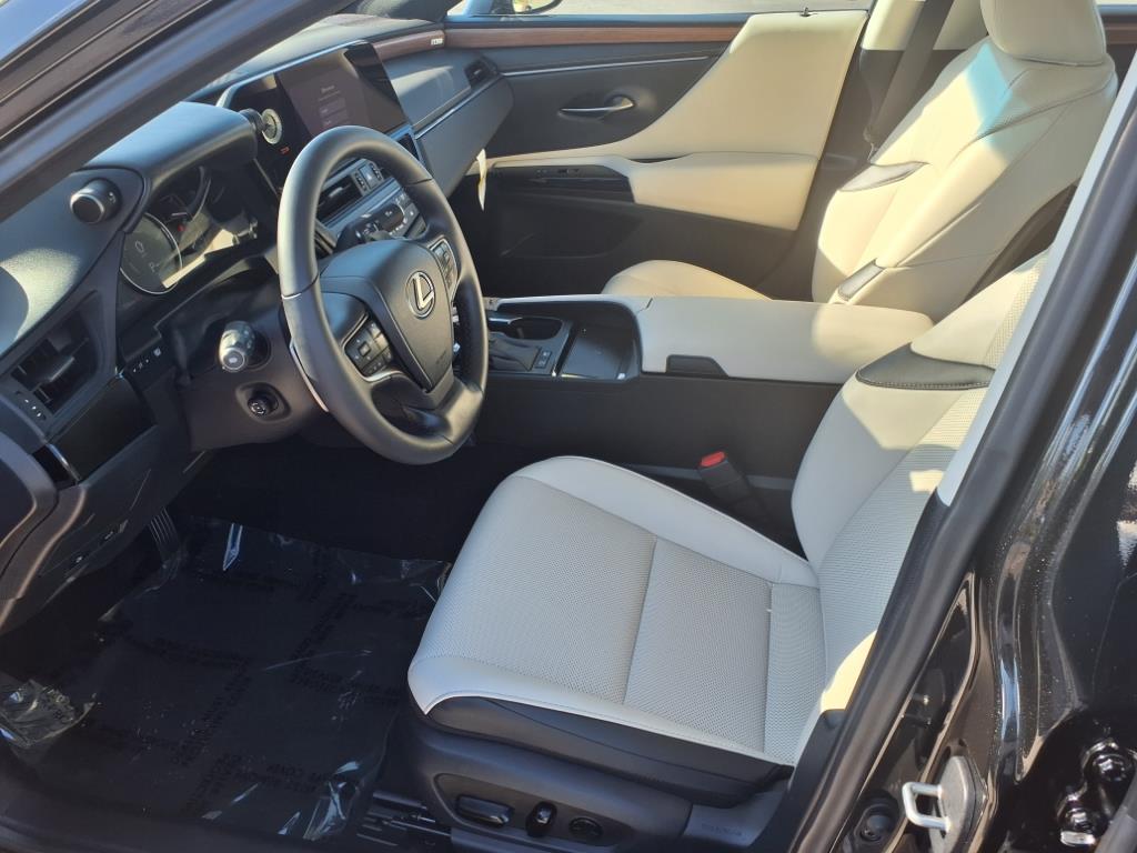 2025 Lexus ES 300h photo 8