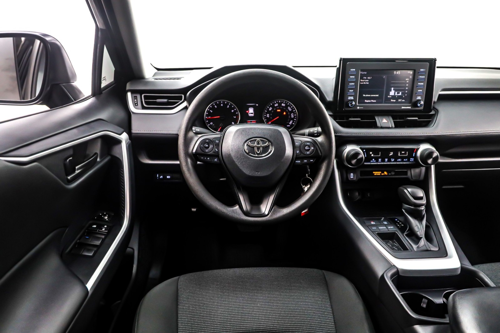 2020 Toyota RAV4 LE photo 4