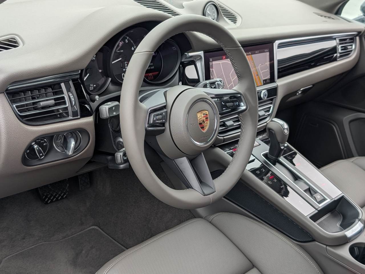 2025 Porsche Macan T photo 3