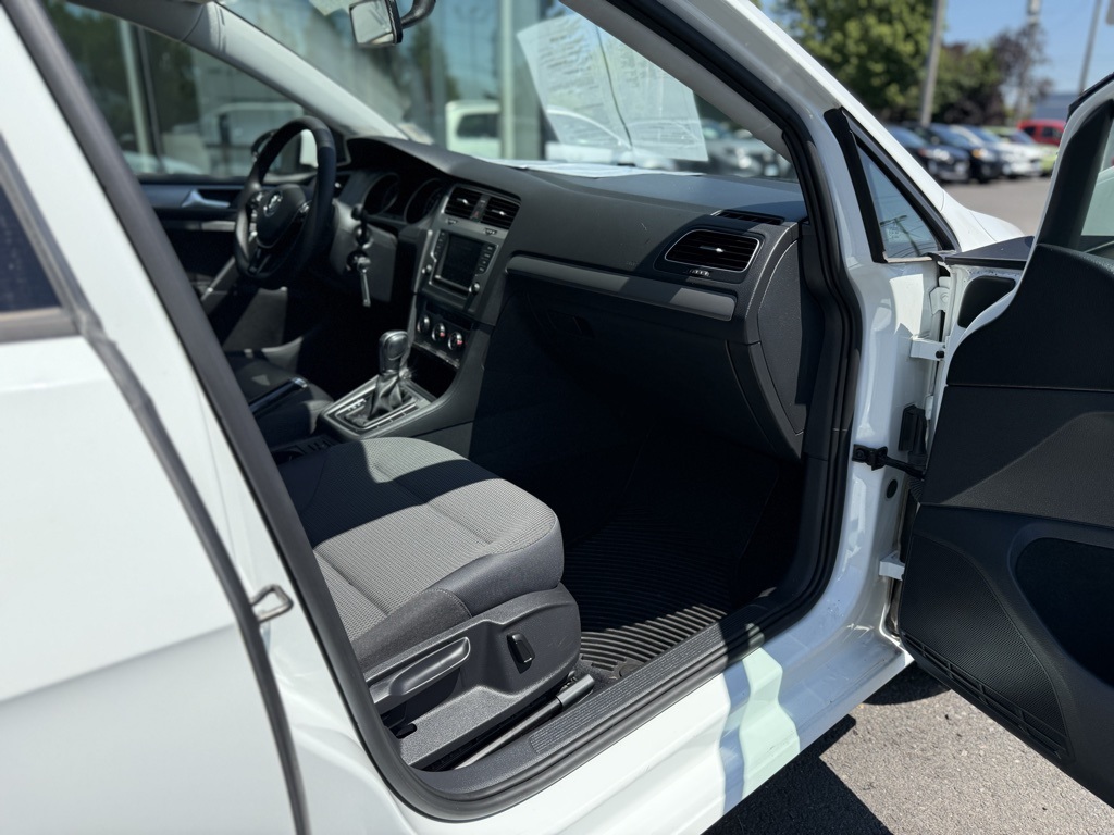 2017 Volkswagen Golf SportWagen S photo 14