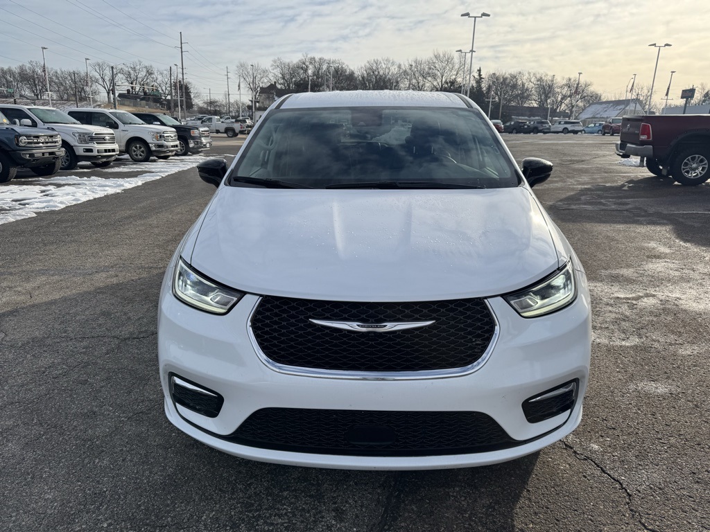 Used 2024 Chrysler Pacifica Touring L with VIN 2C4RC1BG6RR119088 for sale in Kansas City