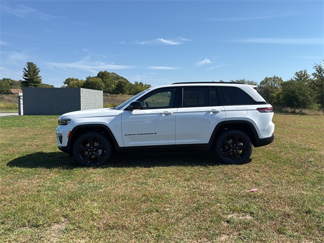 2025 Jeep Grand Cherokee Limited photo 2