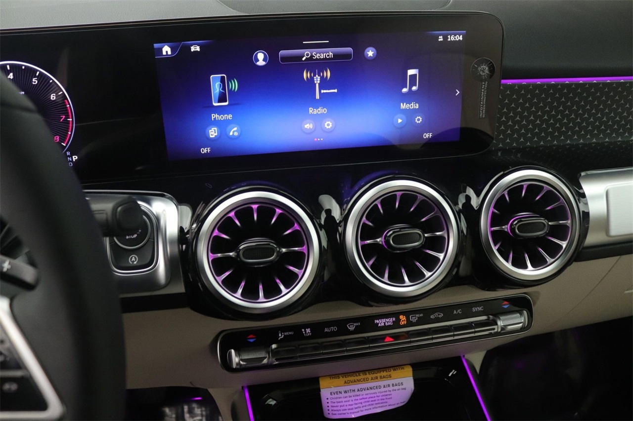 2025 Mercedes Benz GLB 250 photo 3