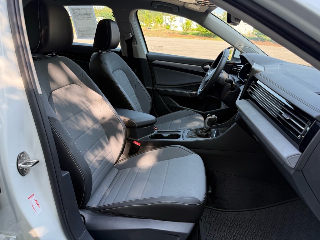 2025 Volkswagen Jetta SE photo 5