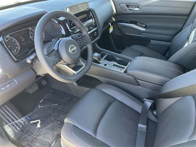 2025 Nissan Pathfinder SL photo 2