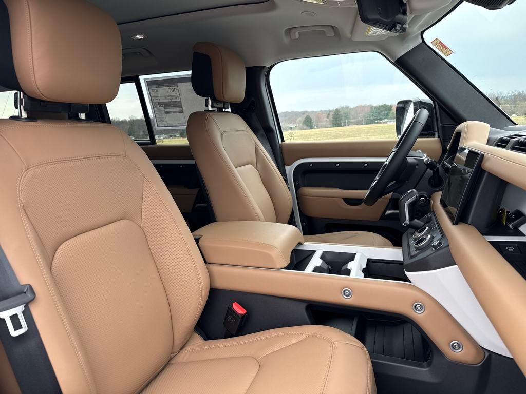 2025 Land Rover Defender 130 S photo 10