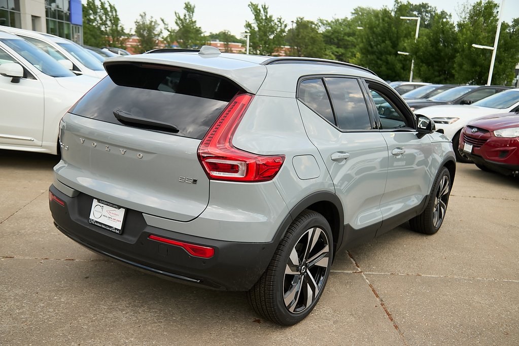 2025 VOLVO XC40 - Image 8