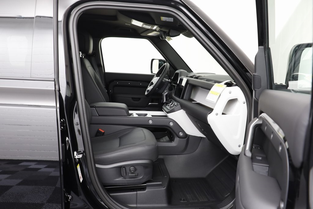 2025 Land Rover Defender 110 X-Dynamic SE photo 14
