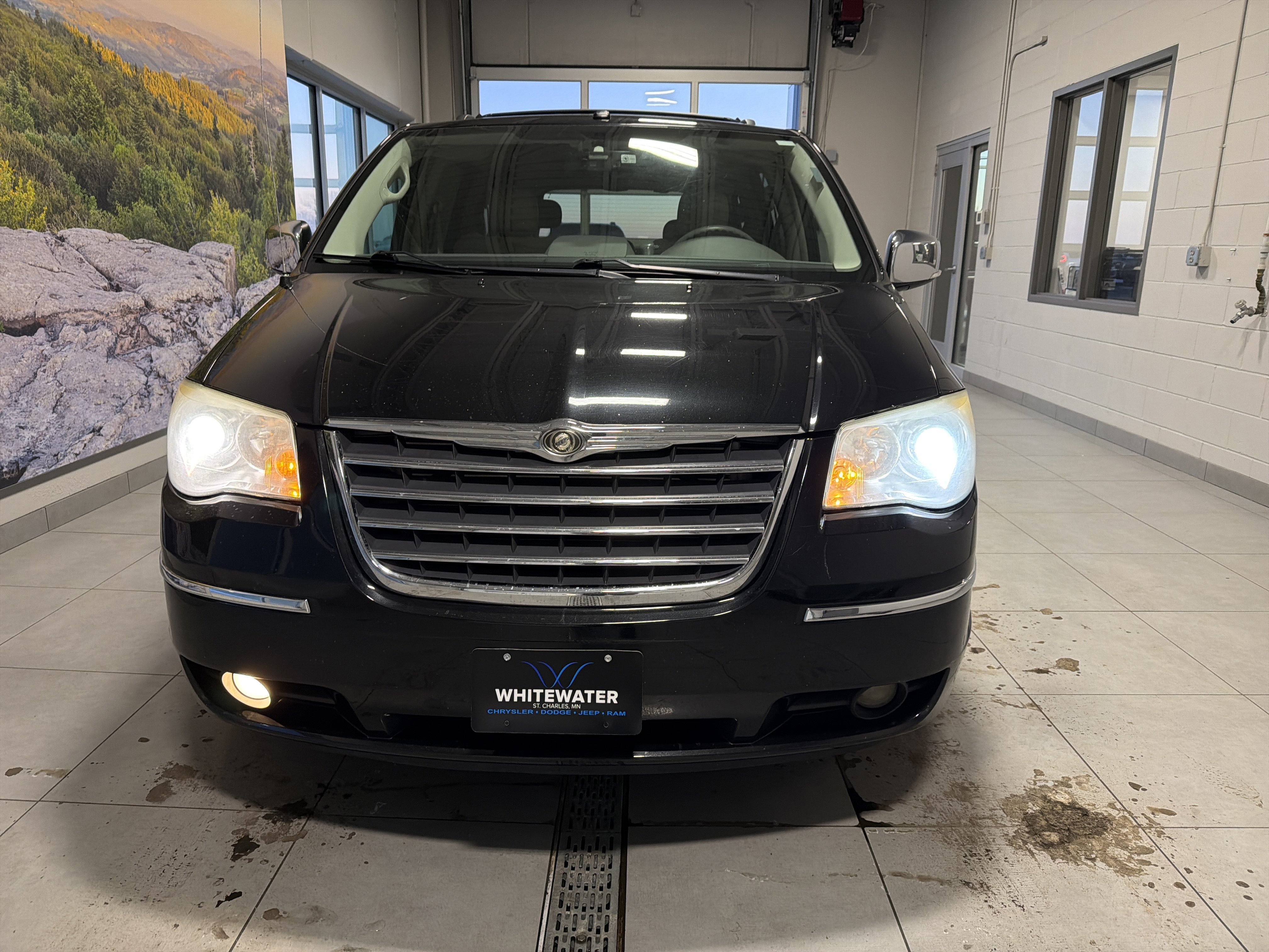 Used 2009 Chrysler Town & Country Limited with VIN 2A8HR64X29R596775 for sale in Saint Charles, Minnesota