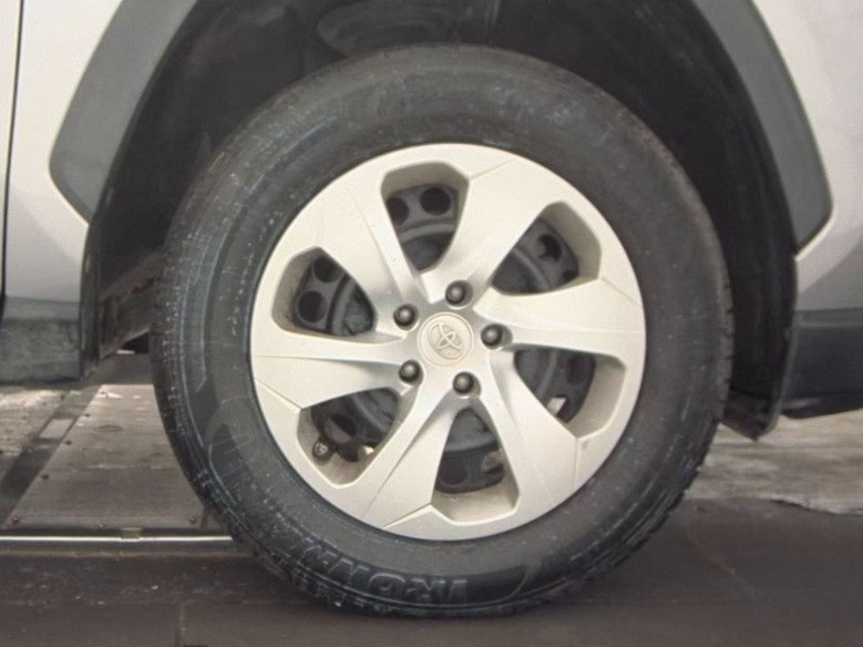2021 Toyota RAV4 LE photo 17