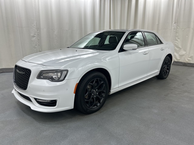 2023 Chrysler 300 Touring L photo 2