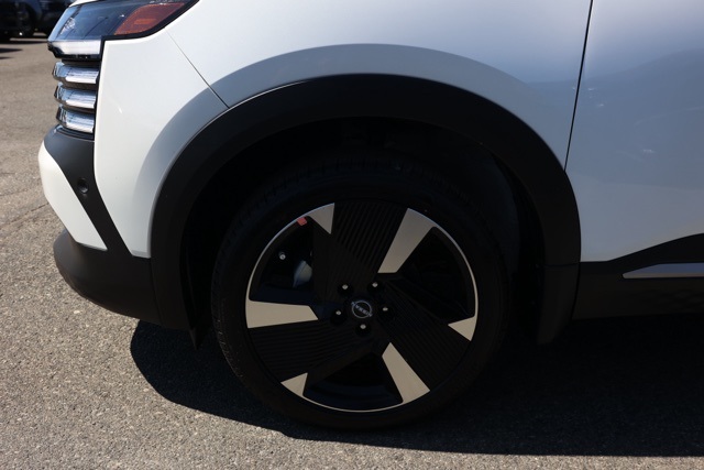 2025 Nissan Kicks SR photo 4