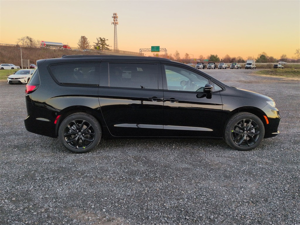 2026 Chrysler Pacifica photo 2