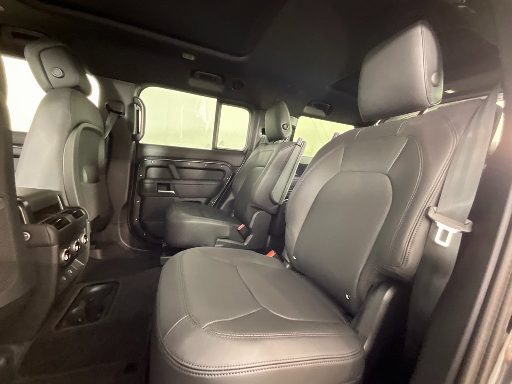 2025 Land Rover Defender 130 X-Dynamic SE photo 2