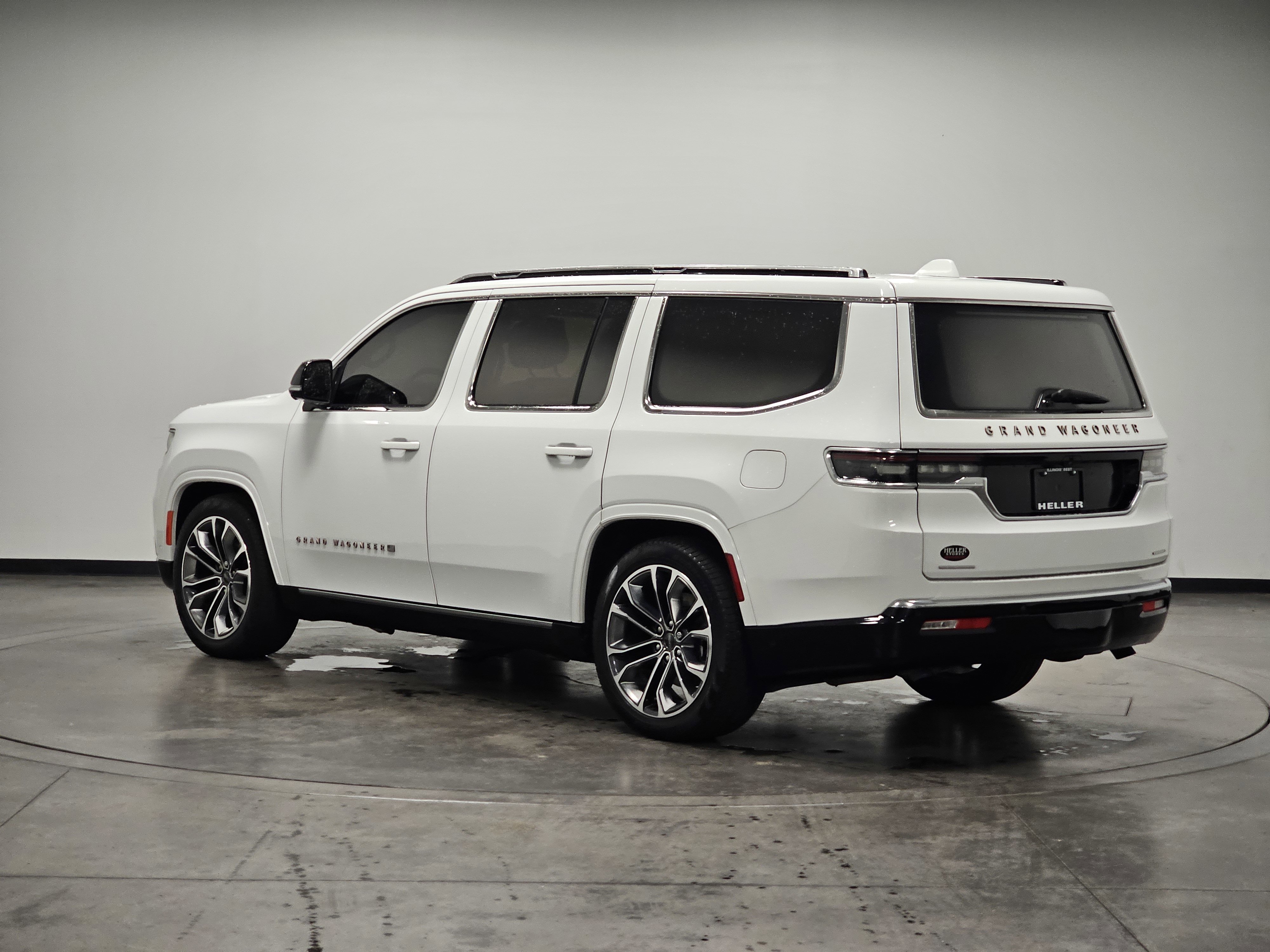 2023 Jeep Grand Wagoneer III photo 2