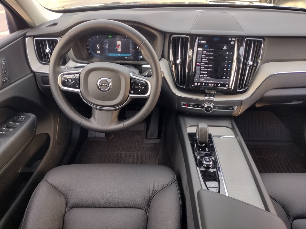 2025 VOLVO XC60 - Image 17