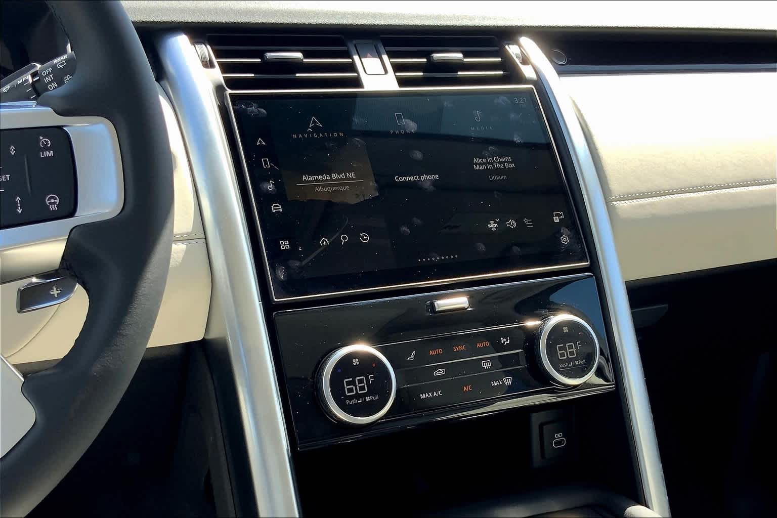 2025 Land Rover Discovery S photo 6
