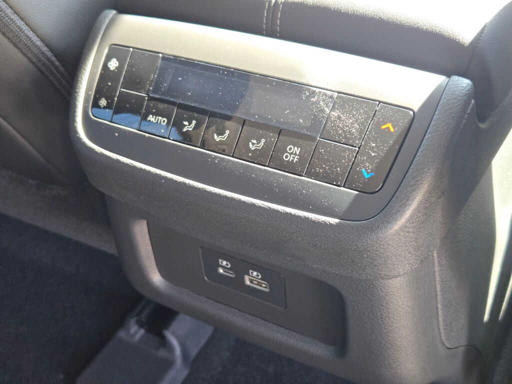 2025 Nissan Pathfinder SL photo 9