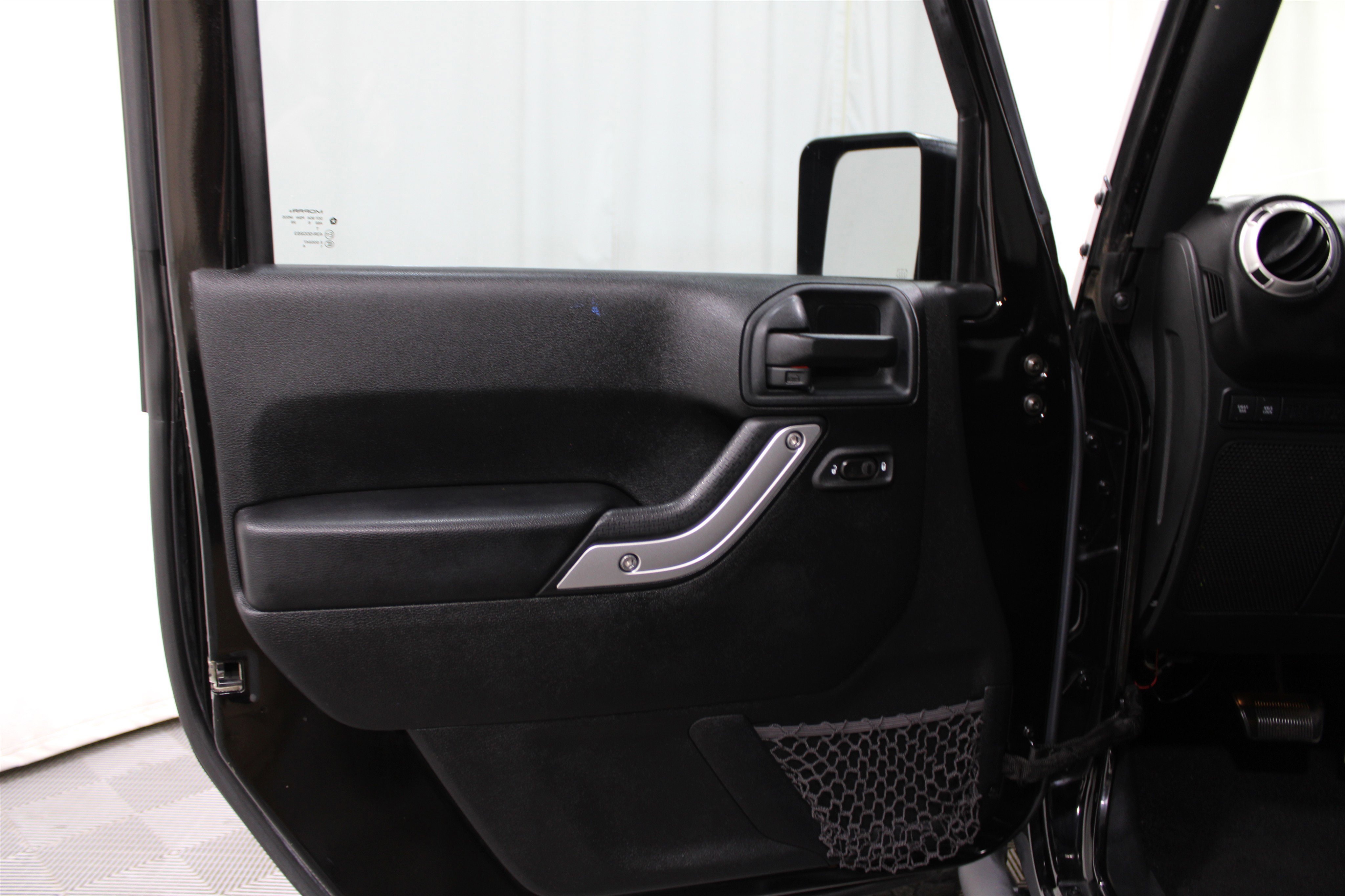 2016 Jeep Wrangler Unlimited Rubicon photo 2