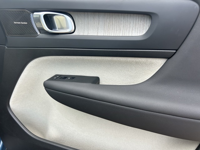 2024 Volvo XC40 Plus photo 29
