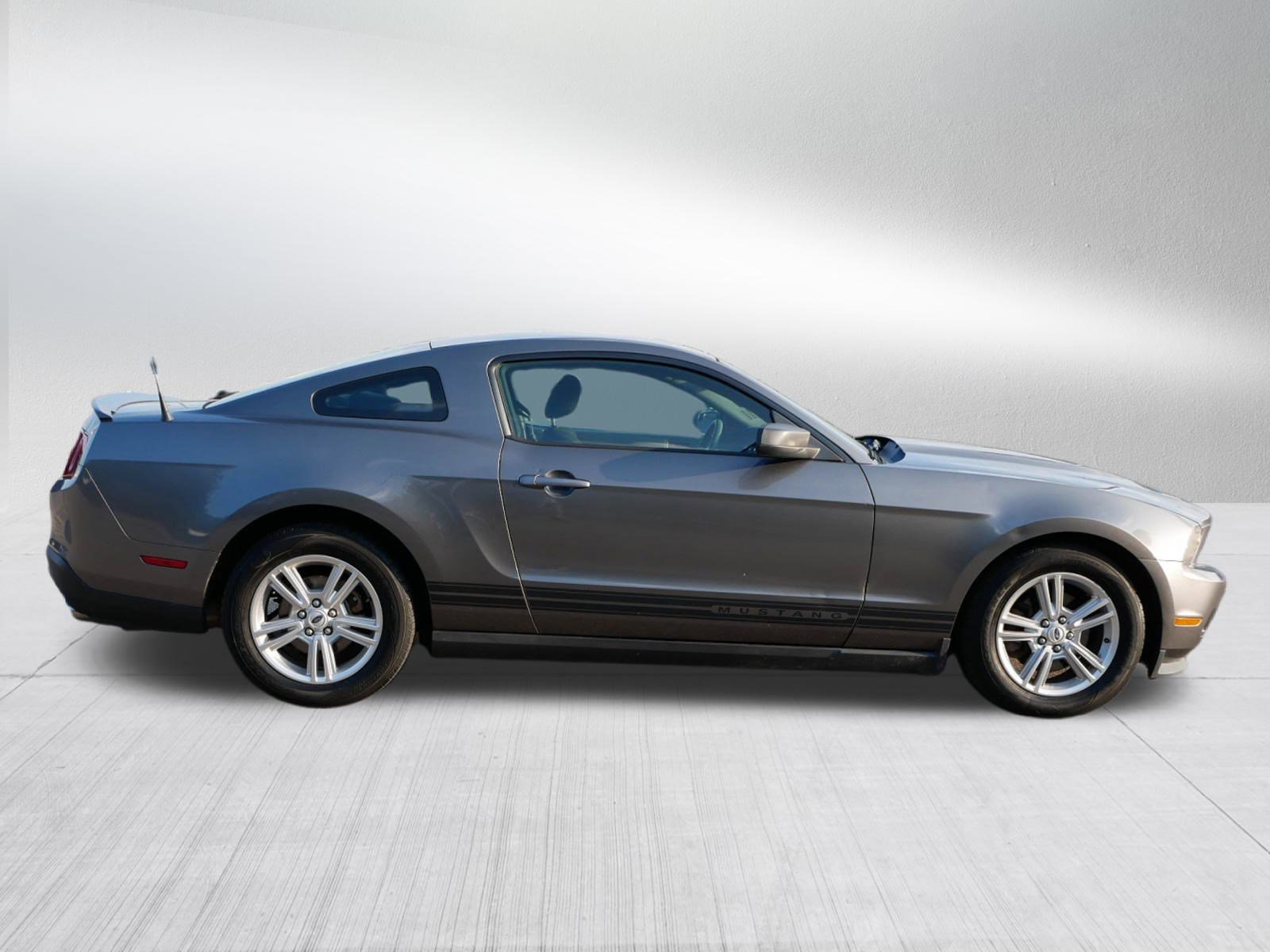 2011 Ford Mustang V6 photo 8