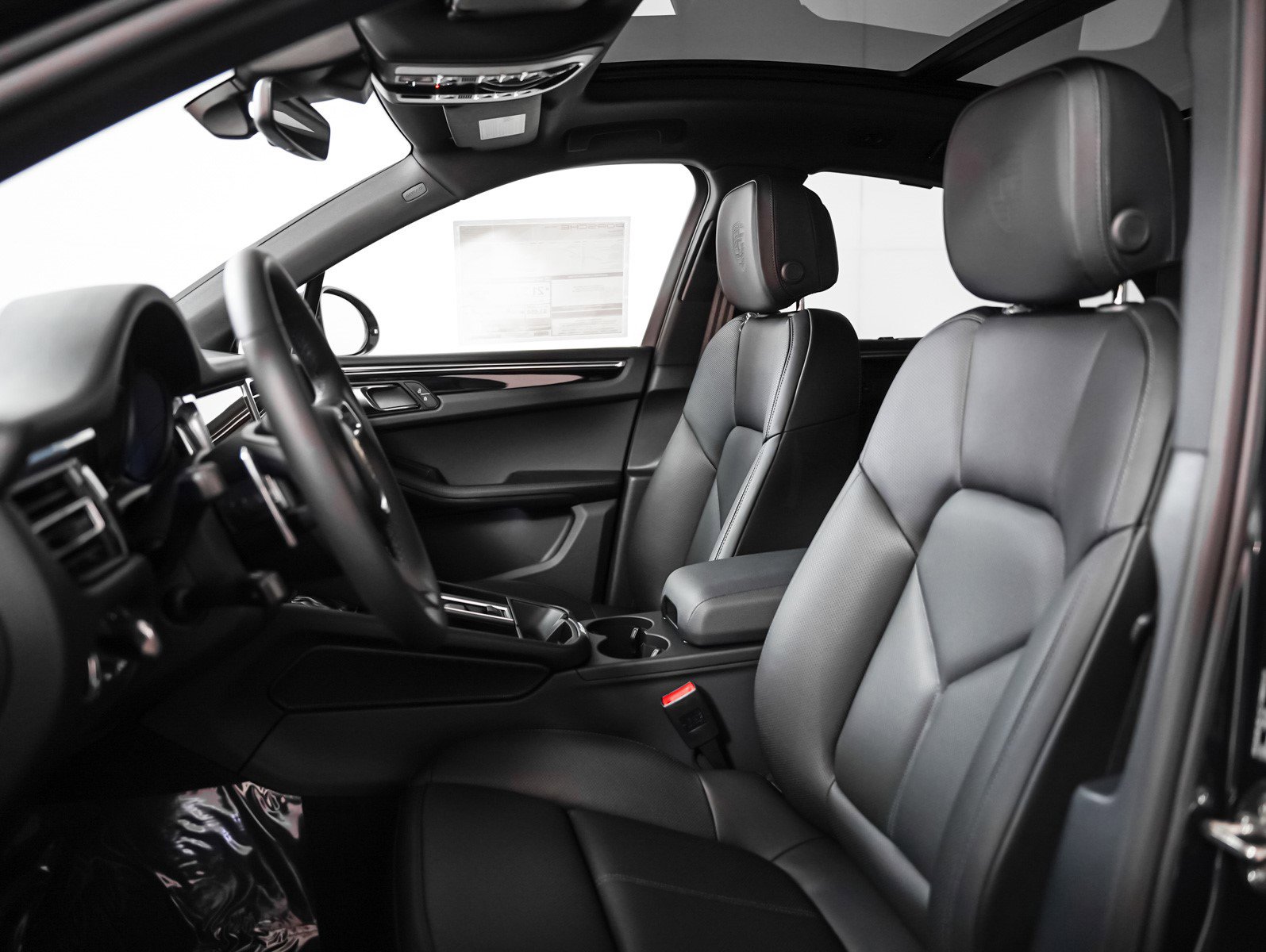 2025 Porsche Macan T photo 3