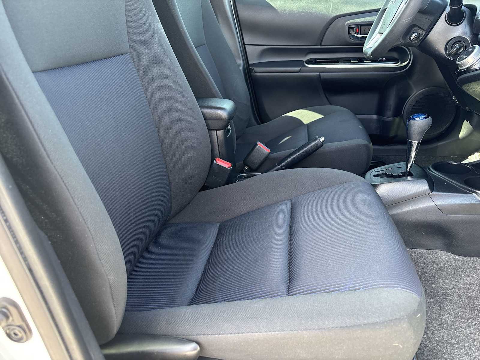 2015 Toyota Prius Four photo 17