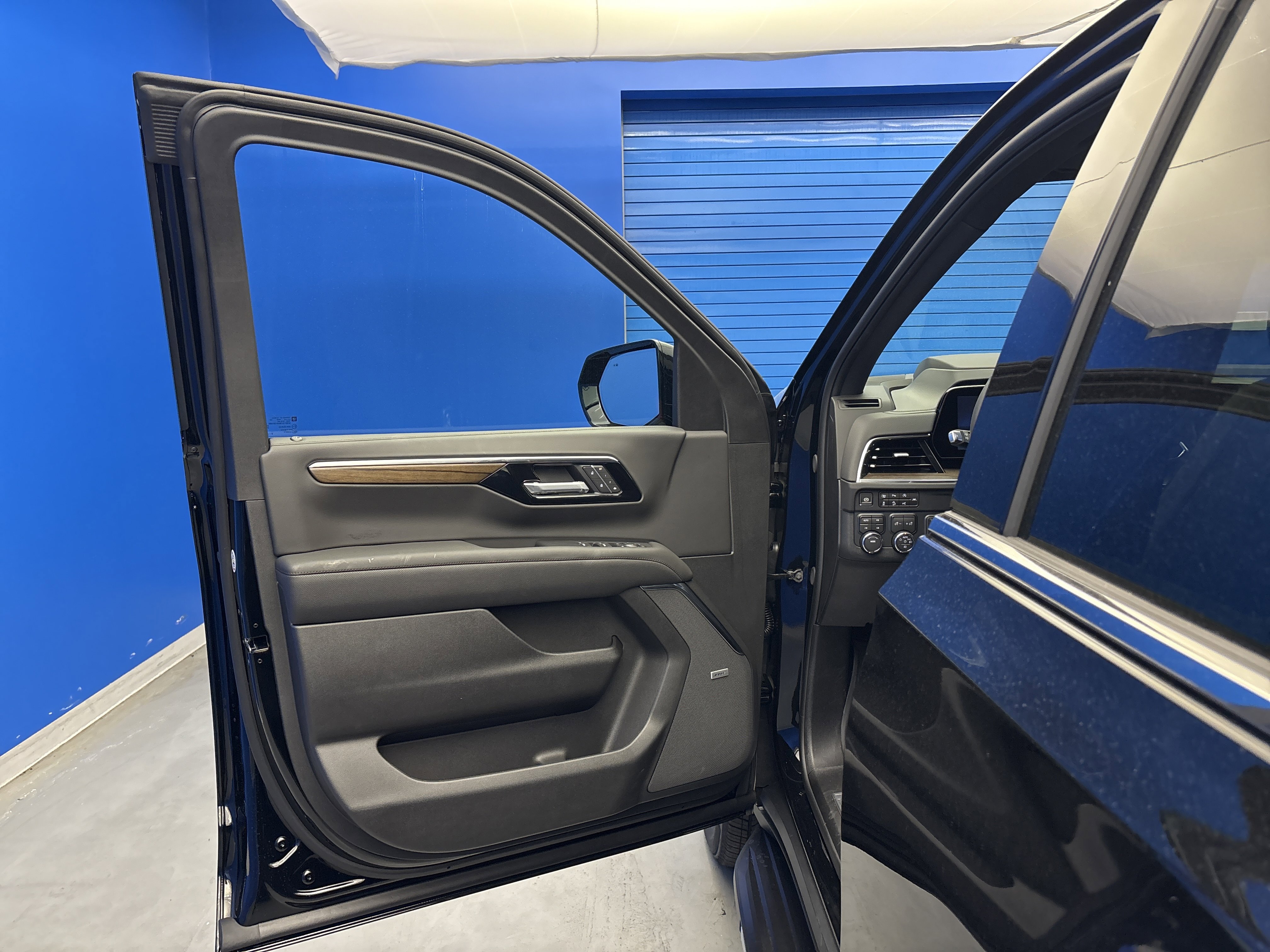 2025 Chevrolet Suburban High Country photo 3