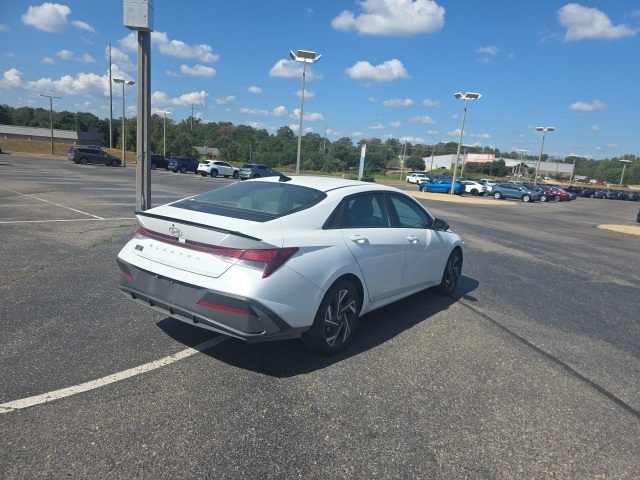 2025 Hyundai Elantra SEL Sport photo 2