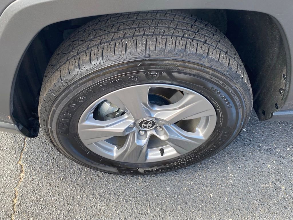 2025 Toyota RAV4 Hybrid XLE photo 17