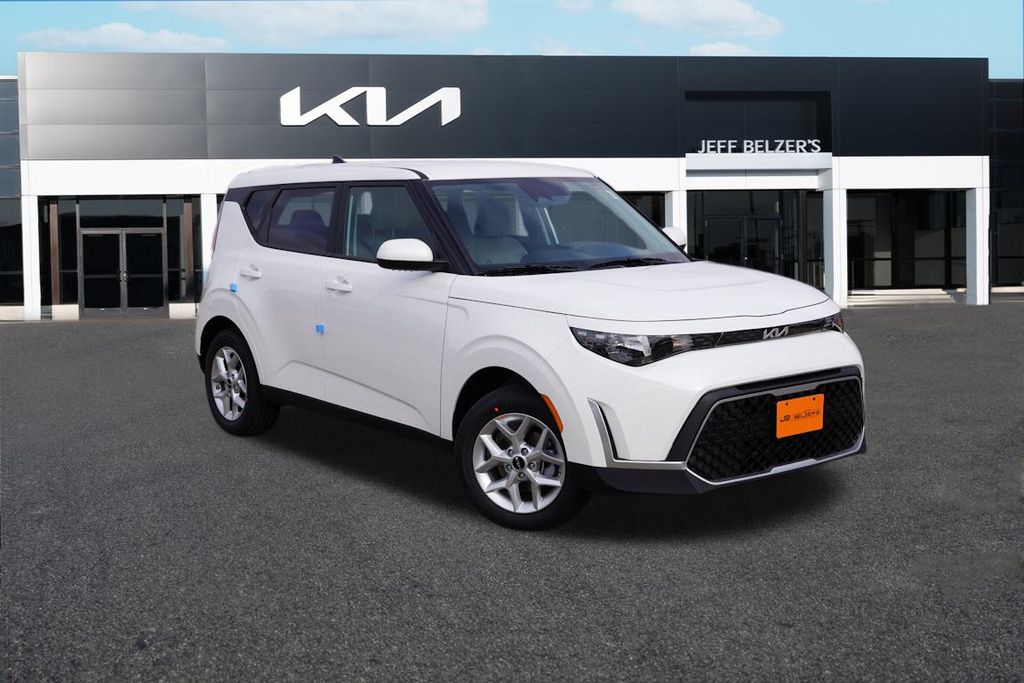 2025 Kia Soul LX's photo