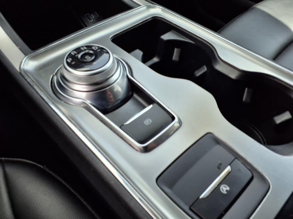 2022 Ford Edge SEL photo 16