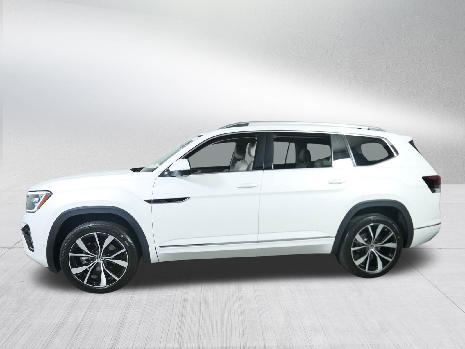 2024 Volkswagen Atlas SEL Premium R-Line photo 2