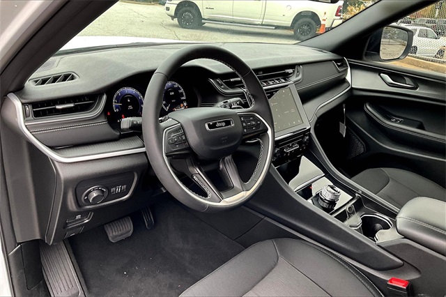 2025 Jeep Grand Cherokee Laredo photo 3