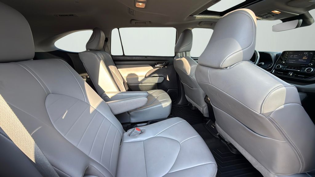 2021 Toyota Highlander XLE photo 14
