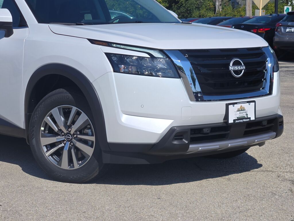 2025 Nissan Pathfinder SL photo 2