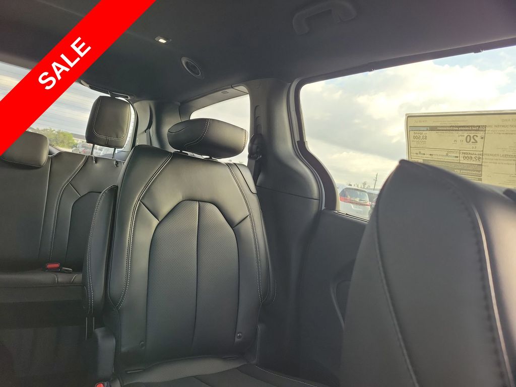 2025 Chrysler Pacifica photo 13