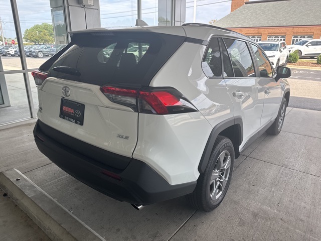 2024 Toyota RAV4 XLE photo 3