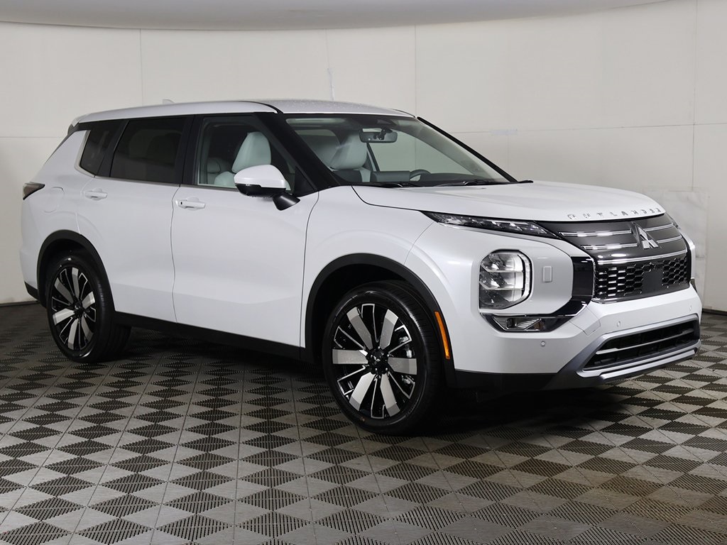 2025 Mitsubishi Outlander SE photo 2