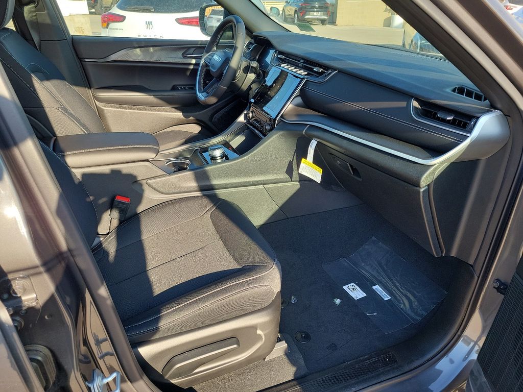 2025 Jeep Grand Cherokee Laredo X photo 8