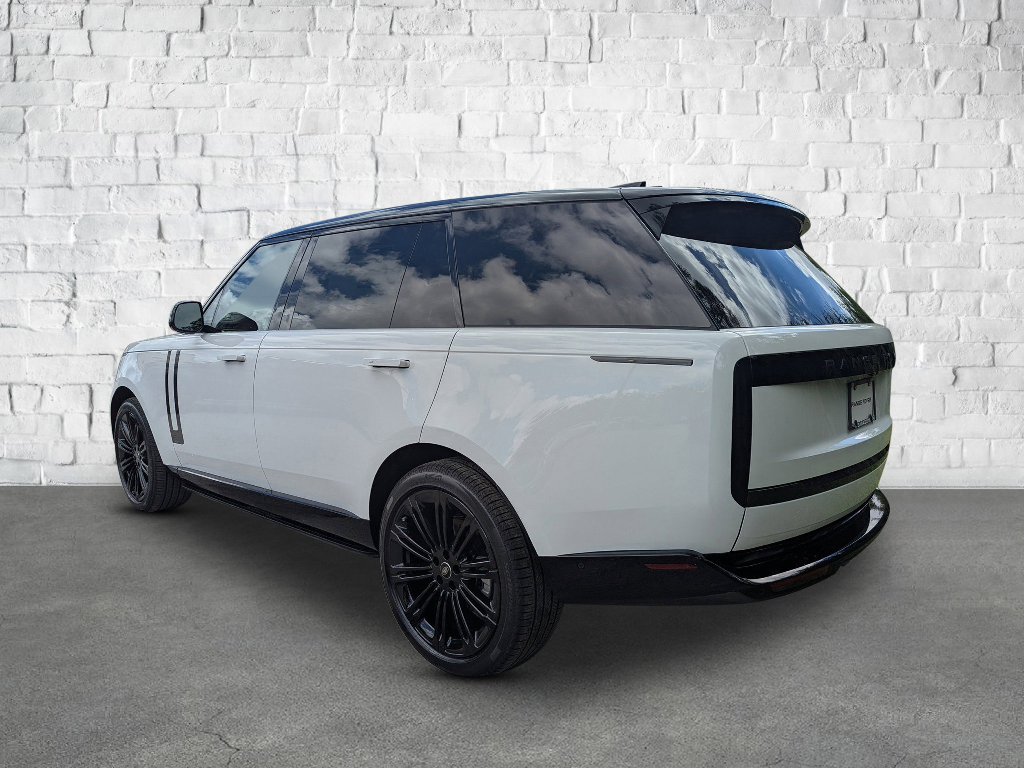 2025 Land Rover Range Rover SE photo 3