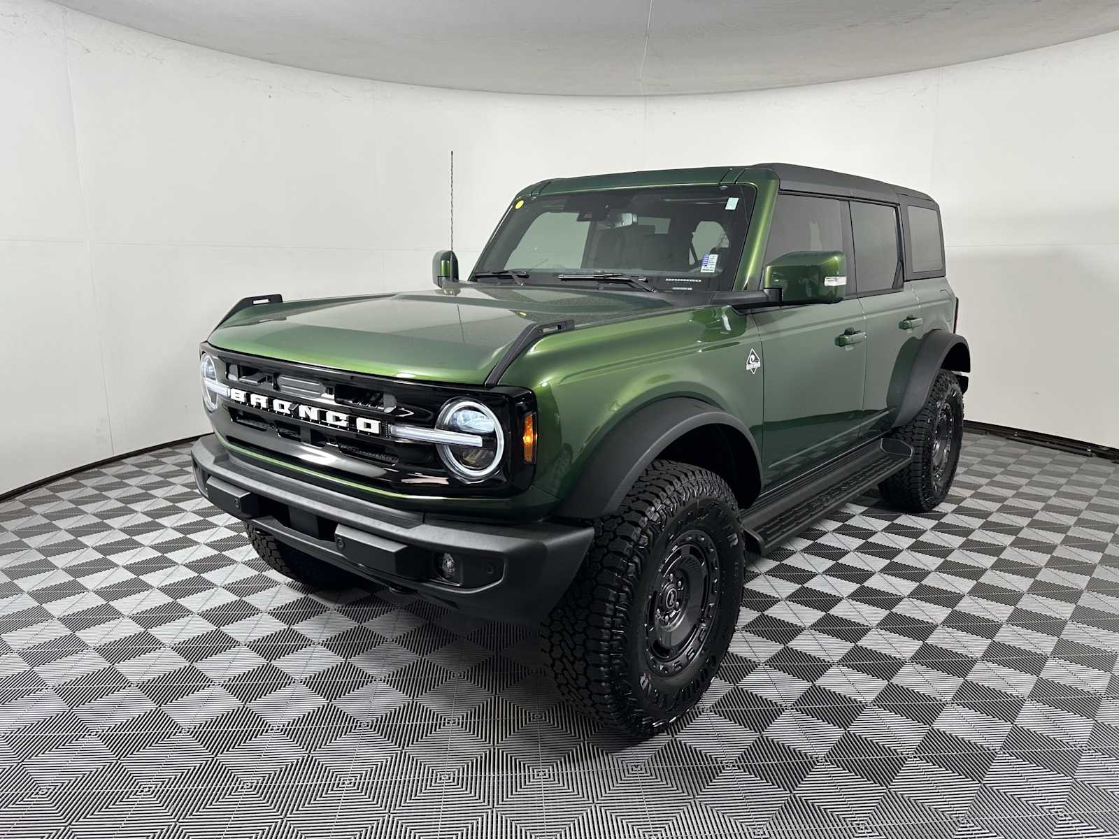 2025 Ford Bronco Outer Banks photo 3